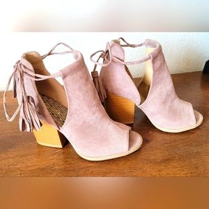 Taupe peep toe heel by Maurices size 5